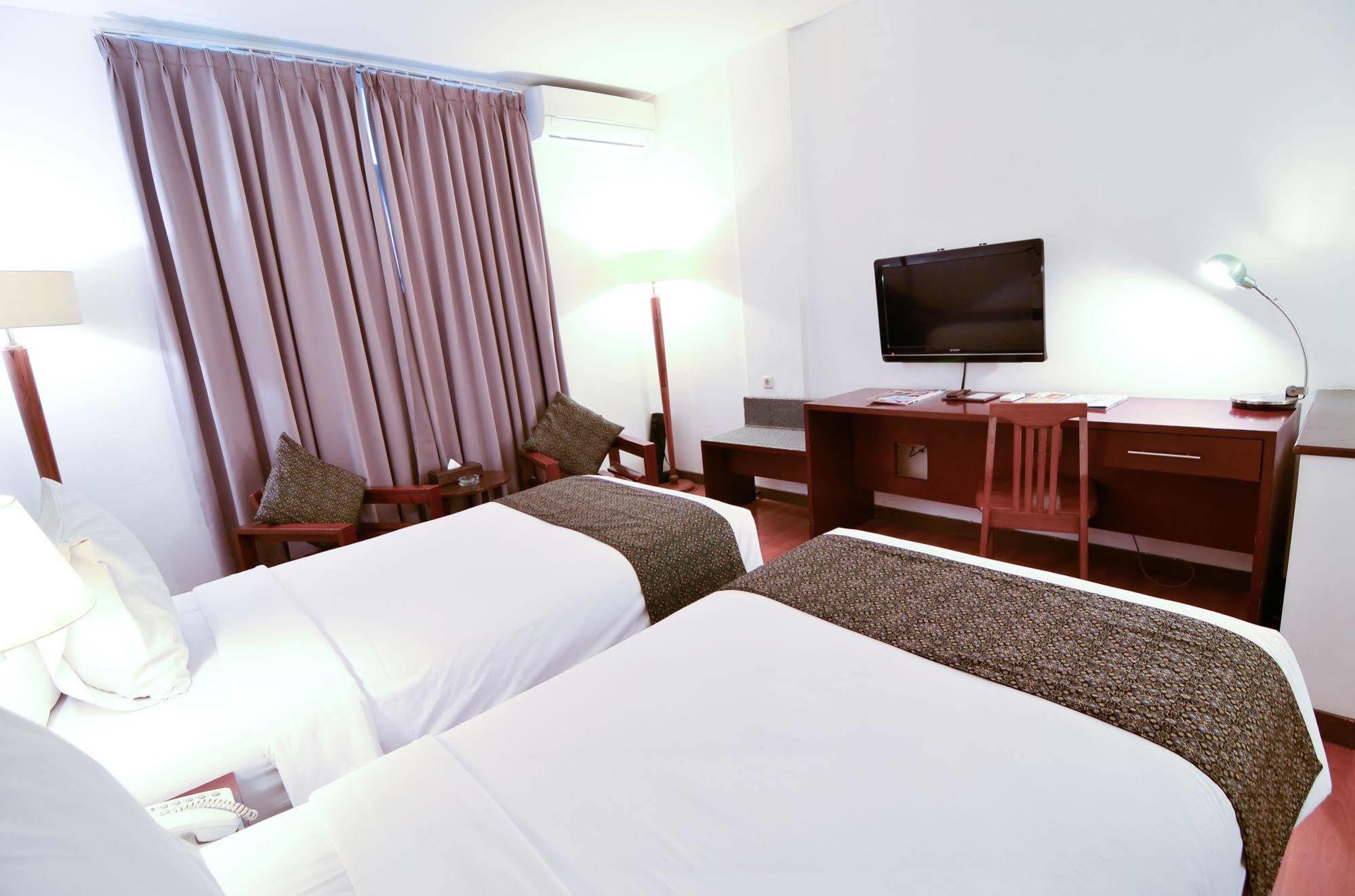 Gumilang Regency Hotel Bandung Exterior foto